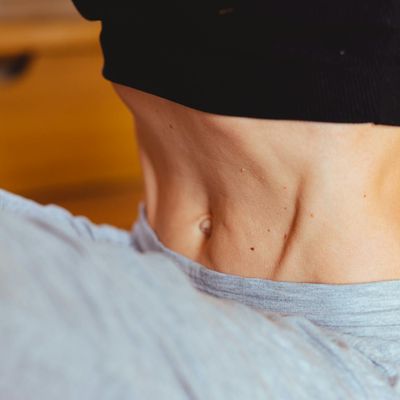 Close-up on a person's core muscles during an exercise.